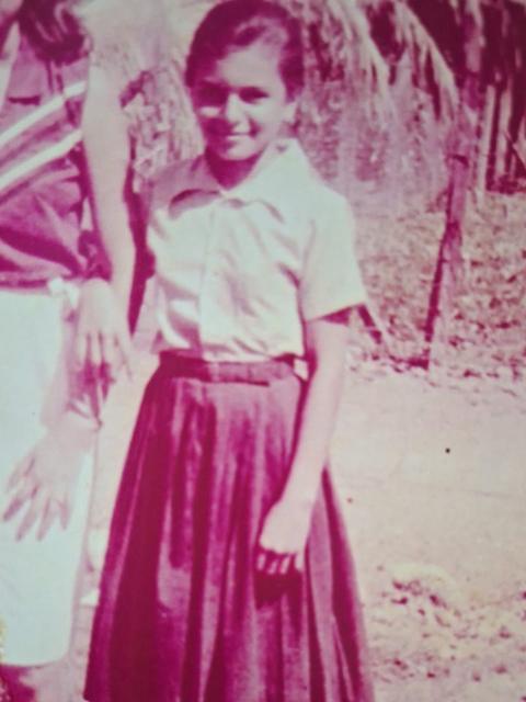 Foto original de la niña, desteñida